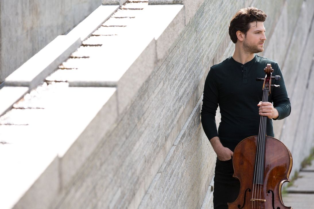 Cellist Gabriel Schwabe arbeitet mit renommierten Orchestern zusammen und ist Träger bedeutender Musikpreise.