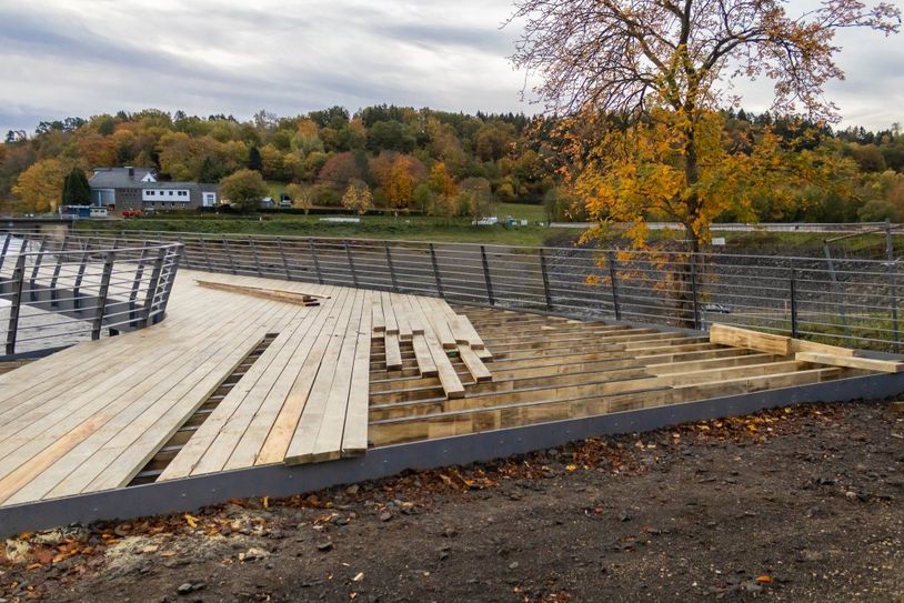 An zwei Landschaftsbalkonen müssen die Holzplanken noch angebracht werden.
