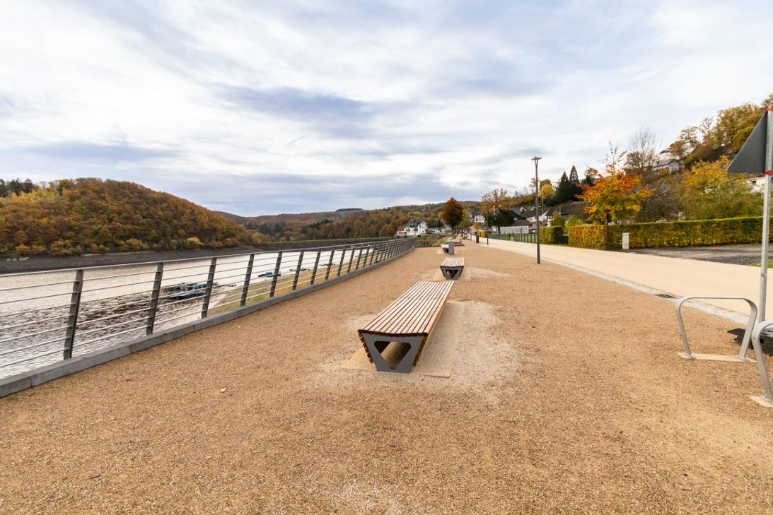 Sitzgelegenheiten entlang der neuen Promenade.