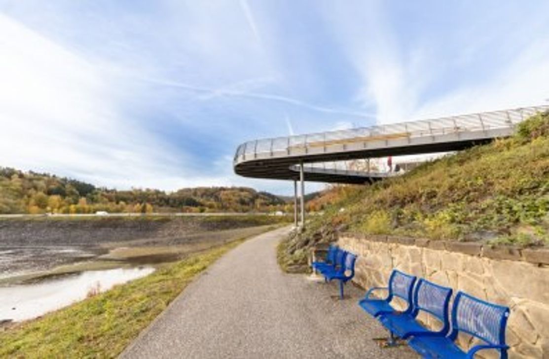 Der Auwaldbalkon bietet nicht nur tolle Ausblicke, sondern ist selbst ein wahrer Hingucker an der Rurberger Seepromenade. Foto: Gemeinde