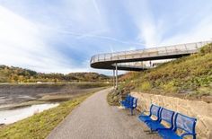 Der Auwaldbalkon bietet nicht nur tolle Ausblicke, sondern ist selbst ein wahrer Hingucker an der Rurberger Seepromenade. Foto: Gemeinde