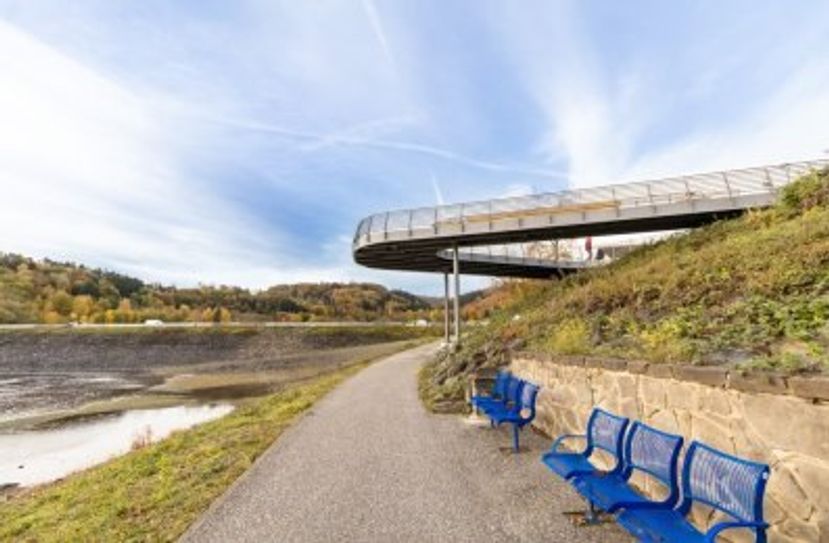 Der Auwaldbalkon bietet nicht nur tolle Ausblicke, sondern ist selbst ein wahrer Hingucker an der Rurberger Seepromenade.	Foto: Gemeinde
