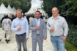 Die Feuerwehrleute Thorsten Becker, Swen Kaulen und Aaron Falter beim Bürgerfest des Bundespräsidenten an der Villa Hammerschmidt in Bonn.