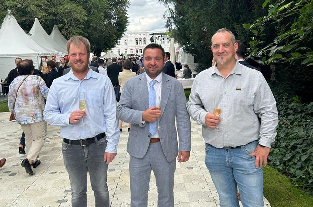 Die Feuerwehrleute Thorsten Becker, Swen Kaulen und Aaron Falter beim Bürgerfest des Bundespräsidenten an der Villa Hammerschmidt in Bonn.