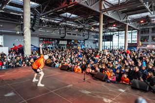 Mit beeindruckenden Fußball-Tricks von Jannik Freestyle, verblüffender Zauberkunst von Zauberer Roy und Dominik sowie mitreißenden Auftritten der Cheerleader bietet das abwechslungsreiche Bühnenprogramm beim Nürburgring Familientag beste Unterhaltung und