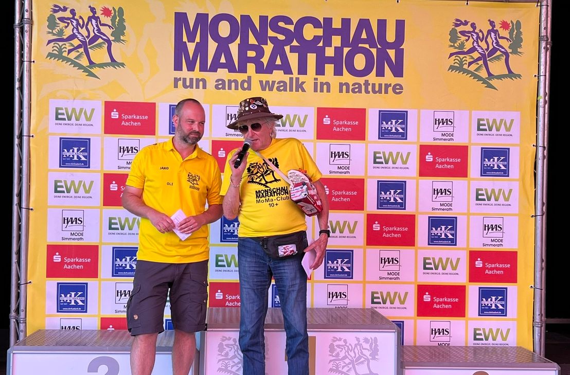 Peter Borsdorff mit Oliver Krings vom Organisationsteam des Monschau Marathon.