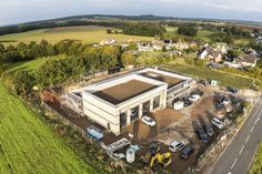 Ein Blick aus der Luft auf die Baustelle für das Bleibuirer Feuerwehrgerätehaus am Ortsrand von Lückerath. Dort wurde jetzt Richtfest gefeiert, im Frühjahr steht der Einzug auf dem Plan.