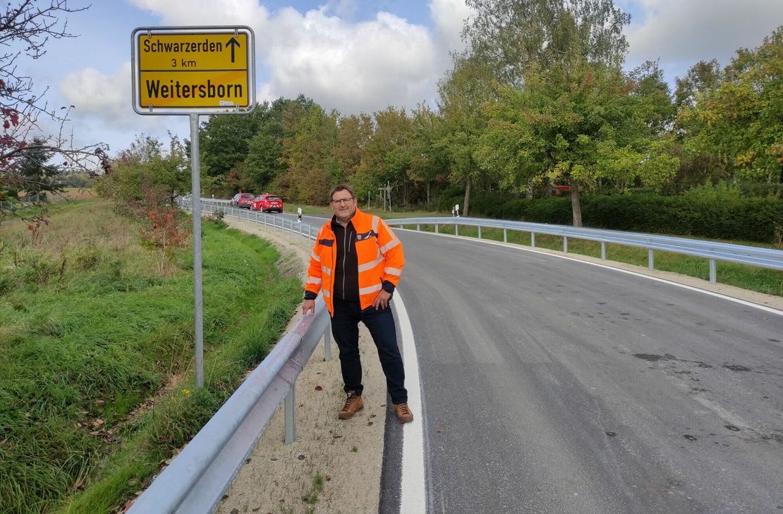 Karsten Becker, Leiter der Straßenmeisterei in Kirn, freut sich über den reibungslosen Ablauf der Arbeiten. Heute Nachmittag wird die K15 wieder für den Verkehr freigegeben.