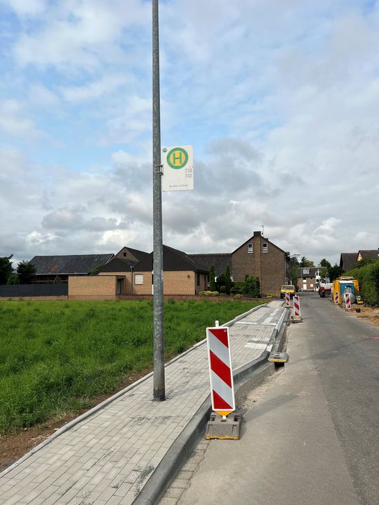 Wegen des Haltestellen-Ausbaus muss die Straße "In den Erken" in Euenheim für vier Wochen gesperrt werden.
