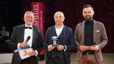 Ausgezeichnet für sein soziales Engagement: Jo Becker (Mitte) erhält den Circusaward 2025 von Patrizio Nuvoli, Media Sales Leiter (rechts), und Oliver Häberle, Circusdirektor des Trierer Weihnachtscircus (links)