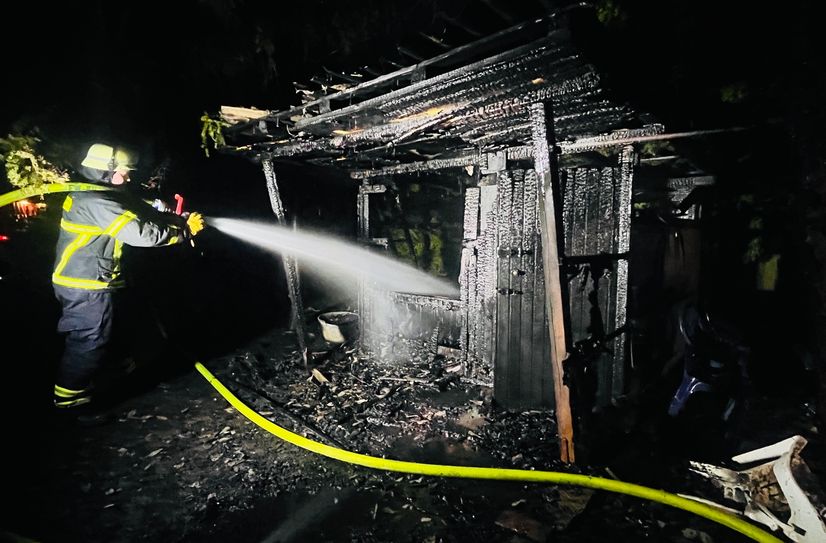 In dem rund einstündigen Einsatz in den frühen Morgenstunden konnten die Feuerwehrleute ein Übergreifen der Flammen auf weitere Gebäude verhindern.