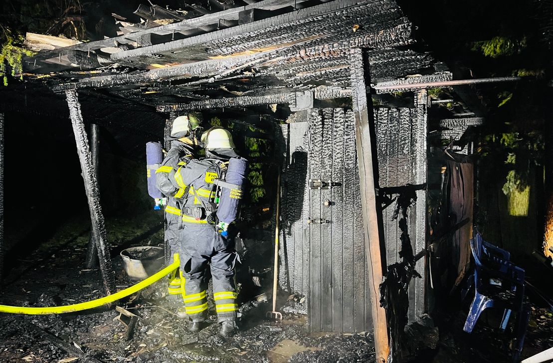 In dem rund einstündigen Einsatz in den frühen Morgenstunden konnten die Feuerwehrleute ein Übergreifen der Flammen auf weitere Gebäude verhindern.