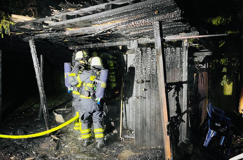 In dem rund einstündigen Einsatz in den frühen Morgenstunden konnten die Feuerwehrleute ein Übergreifen der Flammen auf weitere Gebäude verhindern.