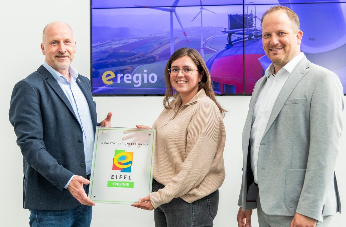 Christian Krebs, Annika Müller (v.re., beide e-regio) freuen sich mit Markus Pfeifer (li., Regionalmarke Eifel) über die neue Partnerschaft.