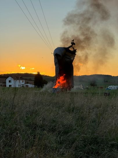 Am Samstag, 5. Oktober, wurde der Heißluftballon im Sinkflug von einer Windböe erfasst und dadurch in eine Stromleitung geweht.