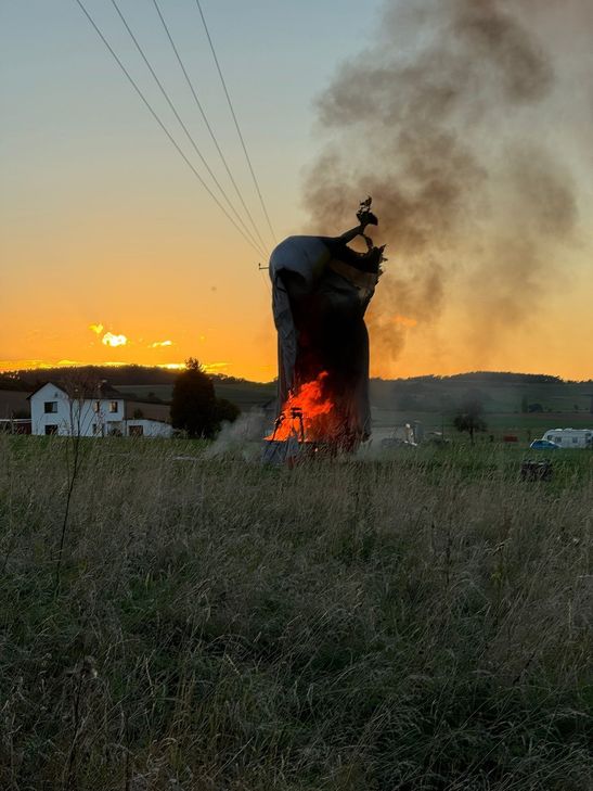 Am Samstag, 5. Oktober, wurde der Heißluftballon im Sinkflug von einer Windböe erfasst und dadurch in eine Stromleitung geweht.