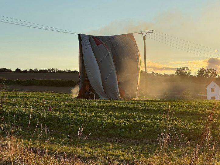 Am Samstag, 5. Oktober, wurde der Heißluftballon im Sinkflug von einer Windböe erfasst und dadurch in eine Stromleitung geweht.