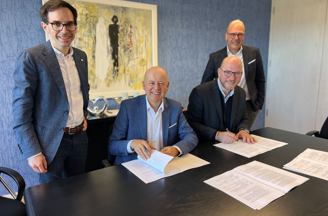 Benedikt Kocks und Frank Brösse von der STAWAG Energie, sowie Bürgermeister Jorma Klauss und Dirk Meyer bei der Vertragsunterzeichnung.