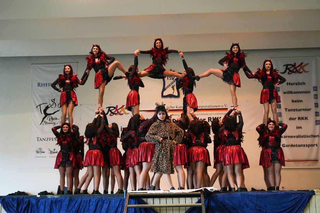 Schautanzgruppe „InTeam“ mit ihrem Thema „Der Teufel trägt Prada - Ein Tanz durch die Modehölle“