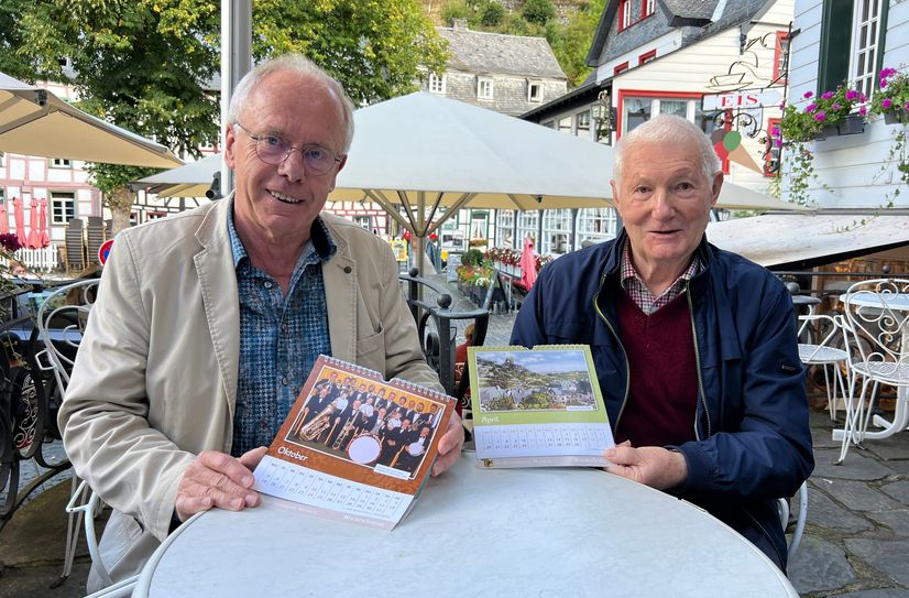 Hilmar Weber und Manfred Brandenburg präsentieren den Kalender »Gruß aus Montjoie 2026«.