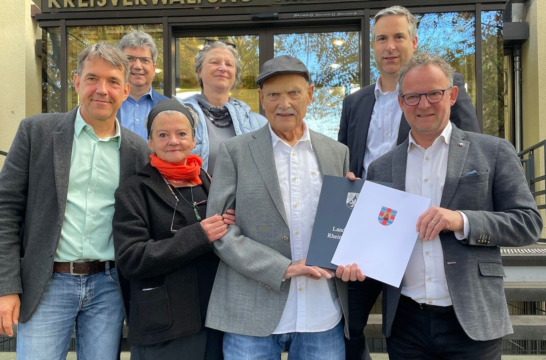 Paul Port war über 30 Jahre im Kreis politisch aktiv und hat in dieser Zeit zahlreiche Themen vorangebracht. Begleitet von seiner Ehefrau und einigen Weggefährten wurde der Kommunalpolitiker von Bündnis 90/Die Grünen von Landrat Stefan Metzdorf mit dem Ehrenbrief des Landkreises Trier-Saarburg ausgezeichnet.