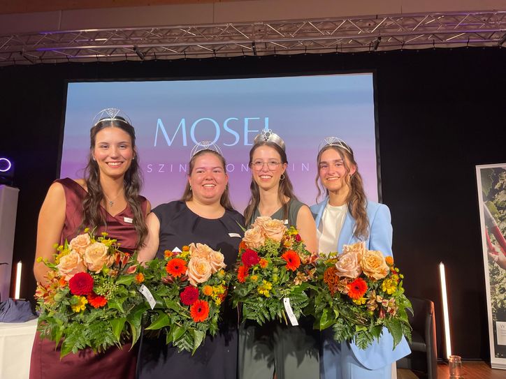 Teresa Oster aus Kobern-Gondorf ist die neue Mosel-Weinkönigin. Zu neuen Mosel-Weinprinzessinnen wurden Vanessa Herges aus Kinheim, Nele Kuhnen aus Bekond und Annalena Niedersberg aus Enkirch gewählt.