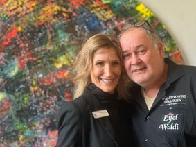 Sandra Thomas, Leiterin des Hospiz, und Walter Lehnertz. »Mit 1000 Euro soll die Belegschaft eine Riesenfeier machen«, so der Waldi ...