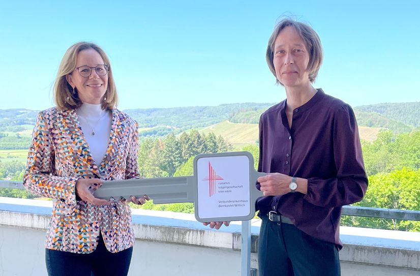 Jeannette Diederichs (li.) und Ulrike Schnell (re.) bei der symbolischen Schlüsselübergabe
