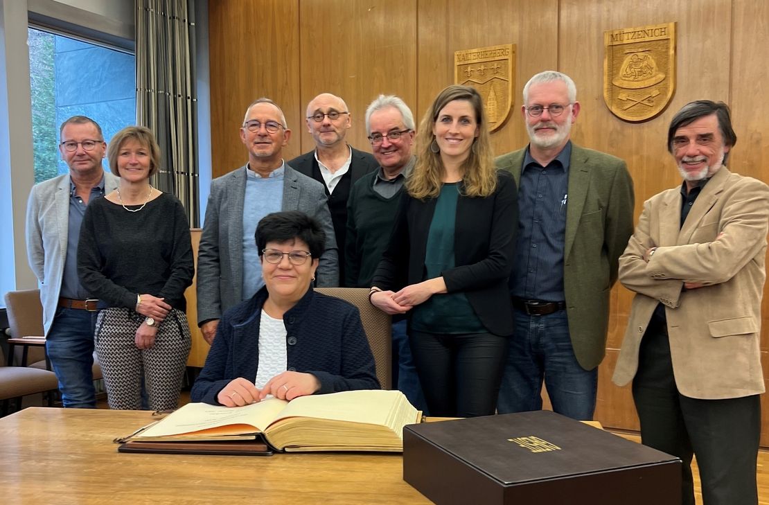 Die SPD-Bundestagsabgeordnete Claudia Moll hinterließ ihre Unterschrift im Goldenen Buch der Stadt monscahu, nahm aber zugleich viele Baustellen in Kitas, (Alten-)Pflege oder Straßenverkehr mit nach Berlin. Foto: T. Förster