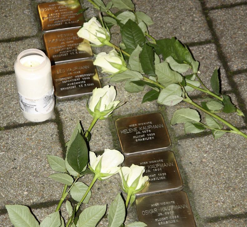 Auch beim diesjährigen Gedenkweg werden wieder Rosen an den Stolpersteinen niedergelegt und Kerzen aufgestellt.