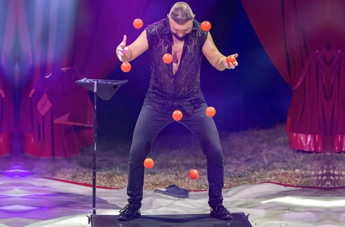 Geschick, Hand-Auge-Koordination und unglaubliche Präzision: Der Bouncing-Jongleur Tyron Colombaioni