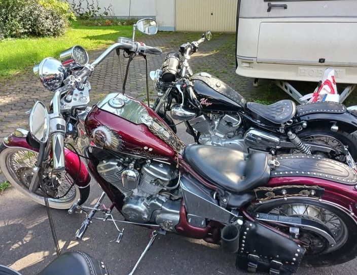 Die dunkelrote Kawasaki