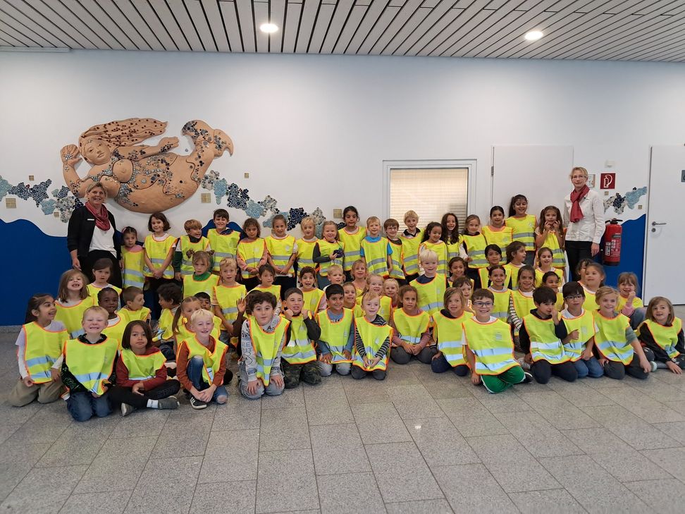 Diana Körnig und Barbara Zilligen verteilten an der Grundschule St. Martin in Remagen die Warnwesten an die Erstklässler.