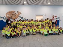 Diana Körnig und Barbara Zilligen verteilten an der Grundschule St. Martin in Remagen die Warnwesten an die Erstklässler.