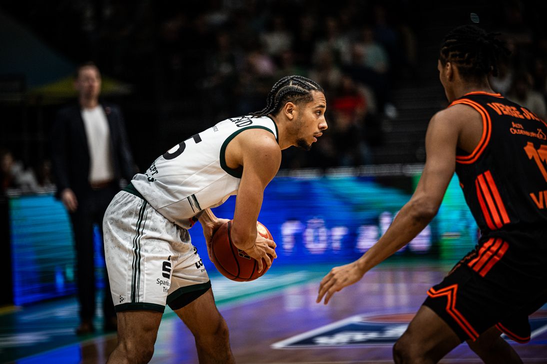 Jordan Roland mit der Nummer 15 bei den Moselstädtern.