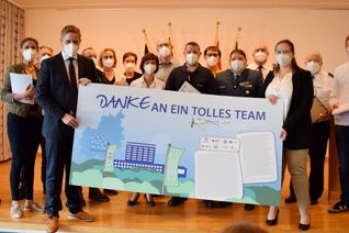 „Viele Menschen können durch Ihre Arbeit wieder ein Leben leben“, würdigte Landrat Markus Ramers die Geehrten, die an diesem Mittag stellvertretend für alle ehrenamtlichen und hauptamtlichen Hilfskräfte eine Urkunde erhielten. Foto: Kirsten Röder/pp/Agentur ProfiPress