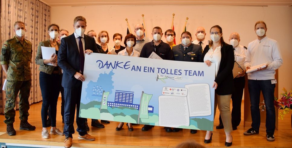 „Viele Menschen können durch Ihre Arbeit wieder ein Leben leben“, würdigte Landrat Markus Ramers die Geehrten, die an diesem Mittag stellvertretend für alle ehrenamtlichen und hauptamtlichen Hilfskräfte eine Urkunde erhielten. Foto: Kirsten Röder/pp/Agentur ProfiPress