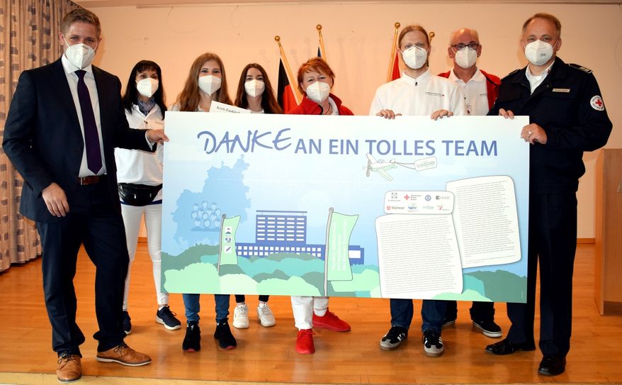 Landrat Markus Ramers dankte dem Roten Kreuz im Kreis Euskirchen und anderen Hilfsgruppen, die täglich im Impfzentrum Marmagen ihren wertvollen Beitrag zur Bekämpfung der Corona-Pandemie leisten und hervorragend Hand in Hand arbeiten. Foto: Kirsten Röder/pp/Agentur ProfiPress