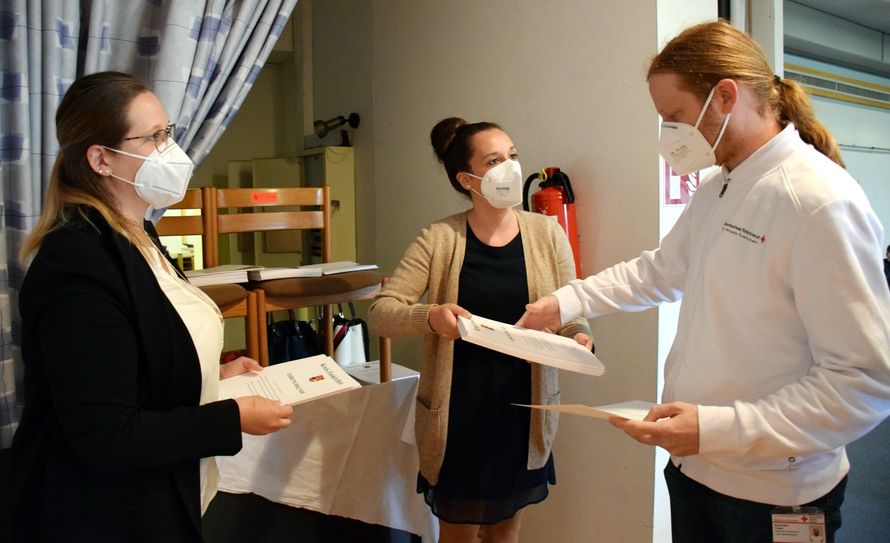 Stellvertretend für alle haupt- und ehrenamtlichen Rotkreuzler am Marmagener Impfzentrum nahmen Fabian Benzmüller (Foto), als Leiter der Nachbetreuung, und Uwe Lippmann, verantwortlich für das Call- und Terminierungs-Center, die Urkunde entgegen. Foto: Kirsten Röder/pp/Agentur ProfiPress