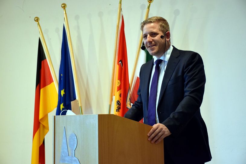 „Das Zusammenspiel von Haupt- und Ehrenamt im Impfzentrum ist beispielhaft“, lobte Landrat Markus Ramers die „Einsatzkräfte“ am Impfzentrum in Marmagen. Foto: Kirsten Röder/pp/Agentur ProfiPress