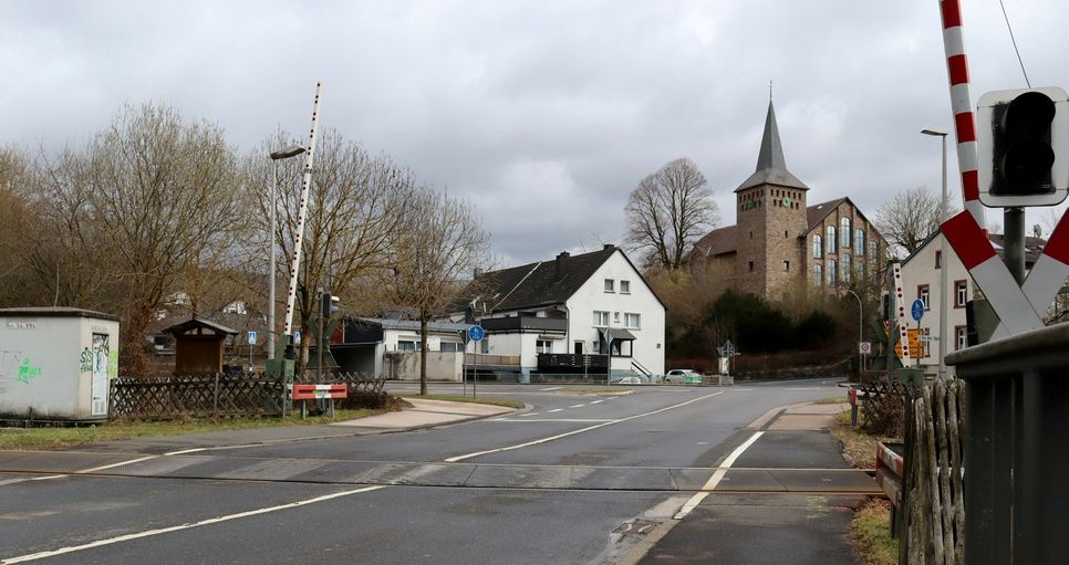 Die Anfang April frostbedingt verschobenen Sanierungsarbeiten am Bahnübergang in Sötenich sollen nun vom 6. bis zum 8. Juli 2021 erfolgen. Foto: Thomas Schmitz/pp