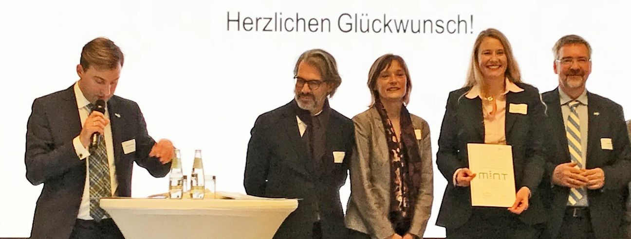 Prof. Dr. Andrea Möller (Zweite von rechts) nach der Verleihung der Urkunde "MINT Botschafterin des Jahres 2017". Foto: Privat