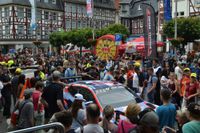 Von Motorsportfans umringt wurden die Rennfahrzeuge des 24h-Rennens 2019 beim bis dato letzten »Racing Day« in Adenau.