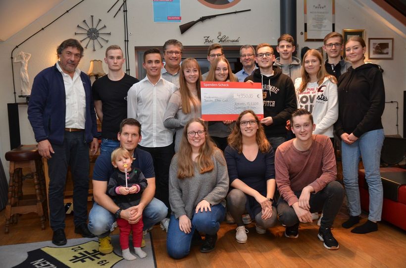 Martin Krings (l.) freut sich über die große Unterstützung der Abiturientia 2019 vom St. Michael-Gymnasium, die die Projekte von Bruder Theo Call in Tansania, mit 5000 Euro unterstützen. Foto: T. Förster