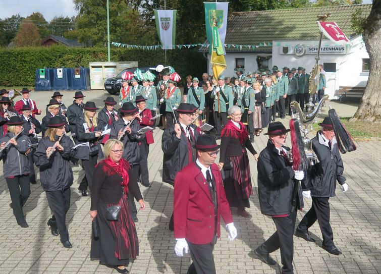 Großer Aufmarsch in Höfen, wenn zur Kirmes geladen wird. Hier musiziert die »Lyra« am Schützenhaus.