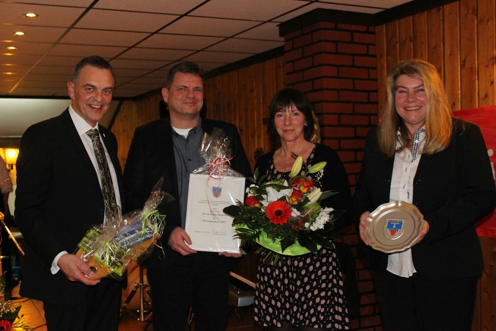 Der Ehrenamtspreis für das Jahr 2017 ging an Frank Thönnes aus Hollerath (2. v.li.). Foto: Gemeinde Hellenthal