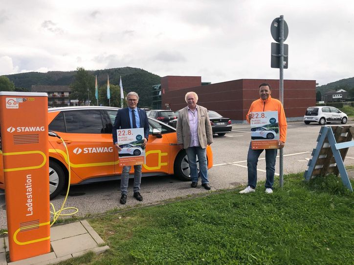 Simmeraths Bürgermeister Bernd Goffart, Eventmanager Peter Zimmermann und David Lulley vom STAWAG-Team elektromobilität freuen sich auf den Aktionstag »rursee e-mobil« am 22. August. Foto: T. Förster