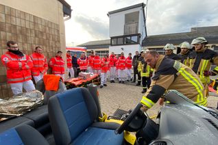 Notfallsanitäter-Azubis des DRK-Kreisverbands Rhein-Hunsrück trainierten bei der Feuerwehr Simmern das Vorgehen bei einem Verkehrsunfall. (Fotos: Hardy Beissel/DRK)