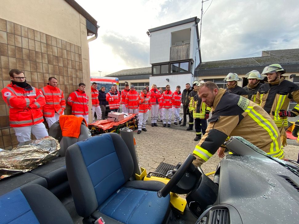 Notfallsanitäter-Azubis des DRK-Kreisverbands Rhein-Hunsrück trainierten bei der Feuerwehr Simmern das Vorgehen bei einem Verkehrsunfall. (Fotos: Hardy Beissel/DRK)