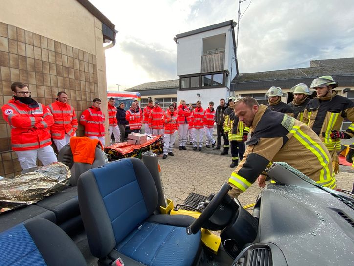 Notfallsanitäter-Azubis des DRK-Kreisverbands Rhein-Hunsrück trainierten bei der Feuerwehr Simmern das Vorgehen bei einem Verkehrsunfall. (Fotos: Hardy Beissel/DRK)